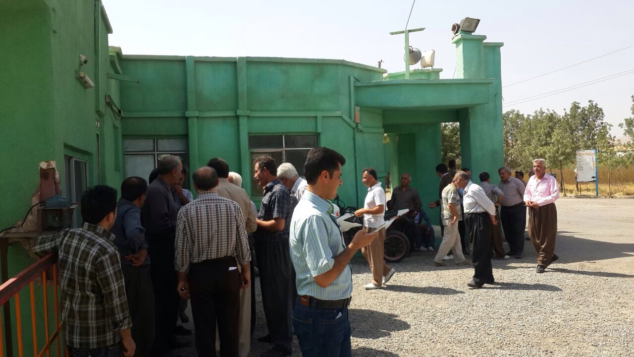 مرغداران معترض 12 شهرستان از 4 استان داخل كشتارگاهي در مهاباد تحصن كردند