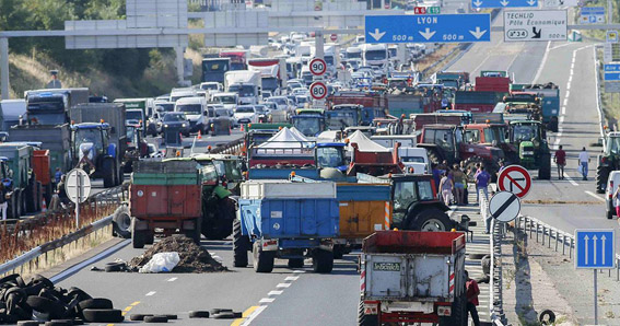 دامداران معترض فرانسوي بزرگراههاي ارتباطي اين كشور با آلمان و اسپانيا را بستند