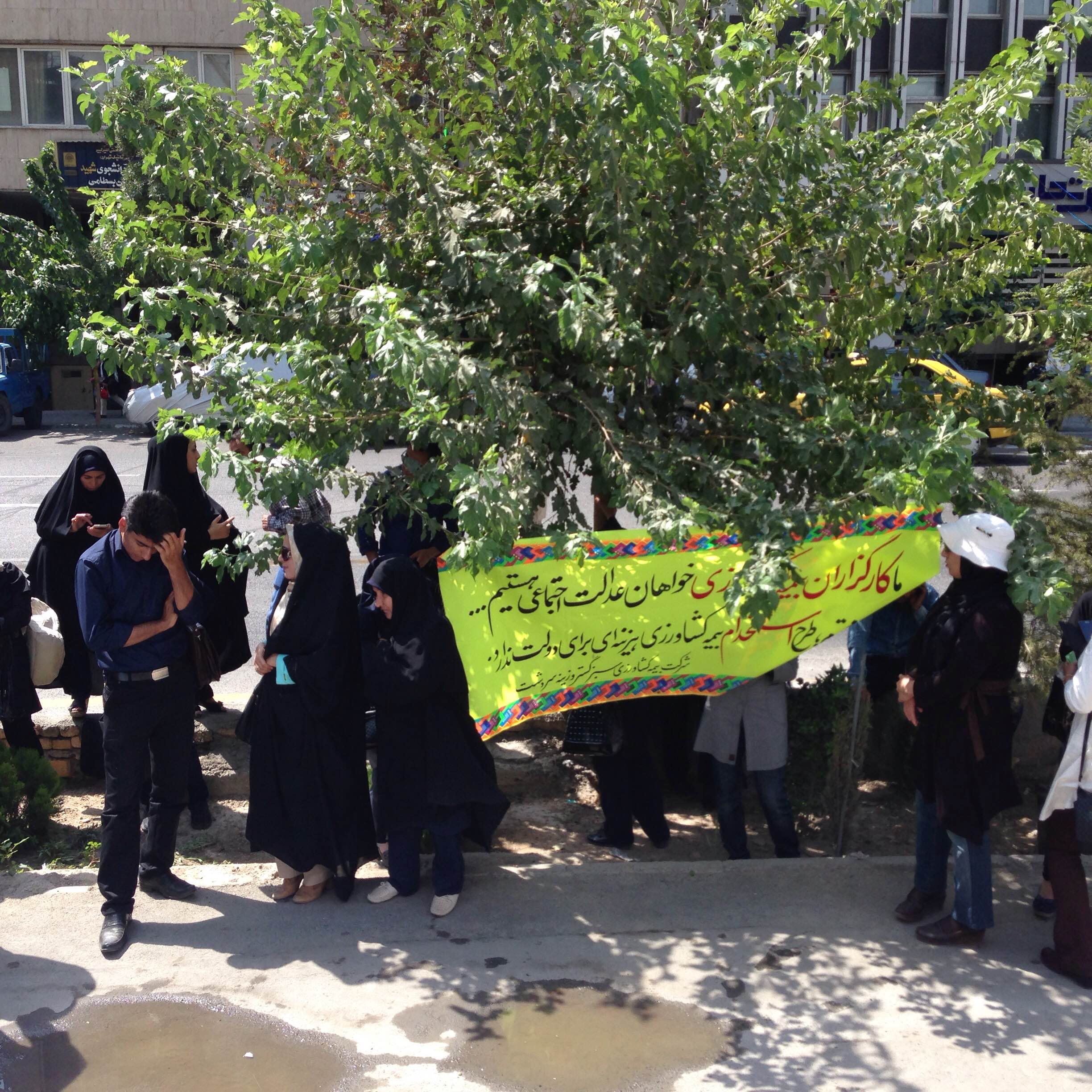 تجمع کارگزاران بیمه کشاورزی و تاکید بر اجرای عدالت / تجمع کنندگان رو به روی ساختمان جدید وزارت جهاد