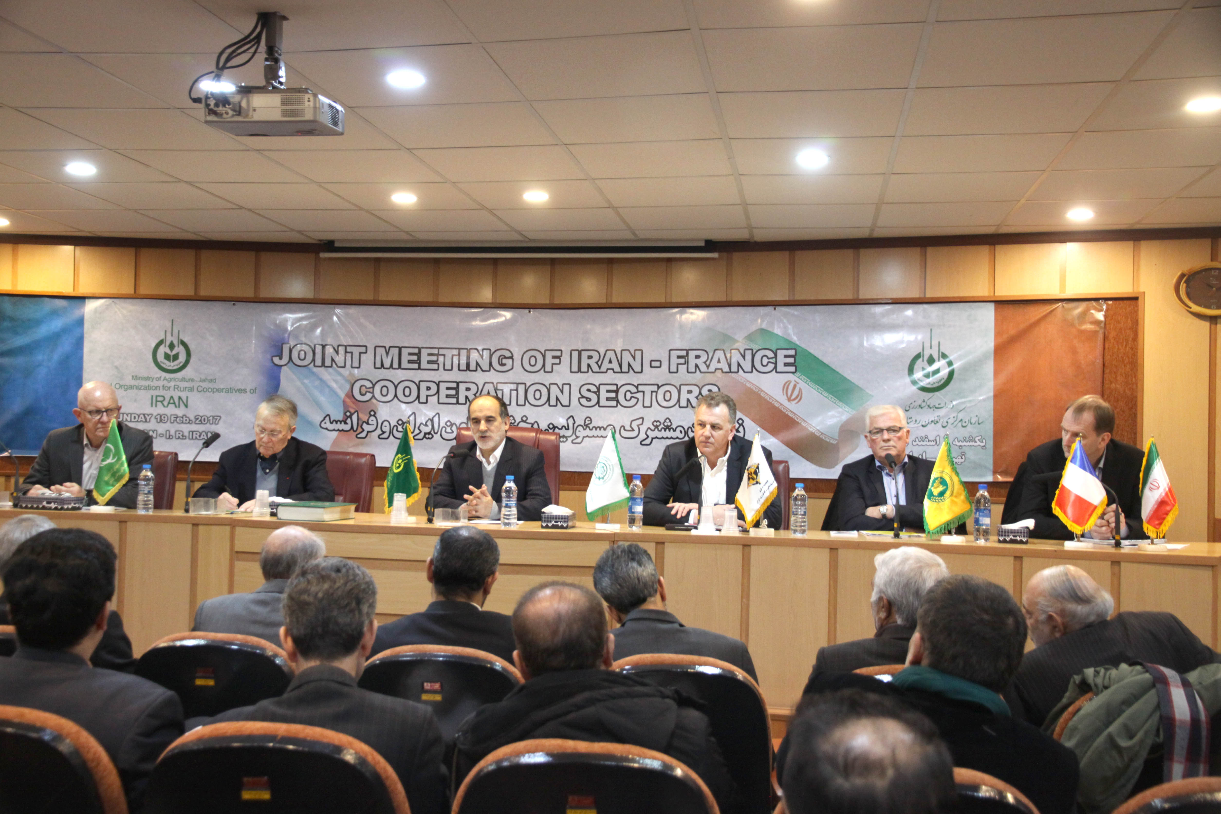 تعاونی های کشاورزی تضمین کننده منافع ملی/ از هر ۴ فرانسوی ۳ نفر عضو تعاونی ها هستند