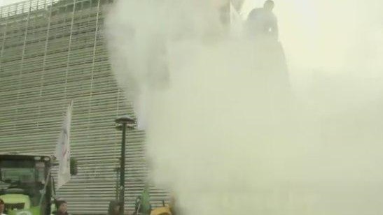 اعتراض دامداران خشمگین نسبت به تصمیم های اتحادیه اروپا/ ساختمان اتحادیه اروپا توسط دامداران شیرپاشی شد