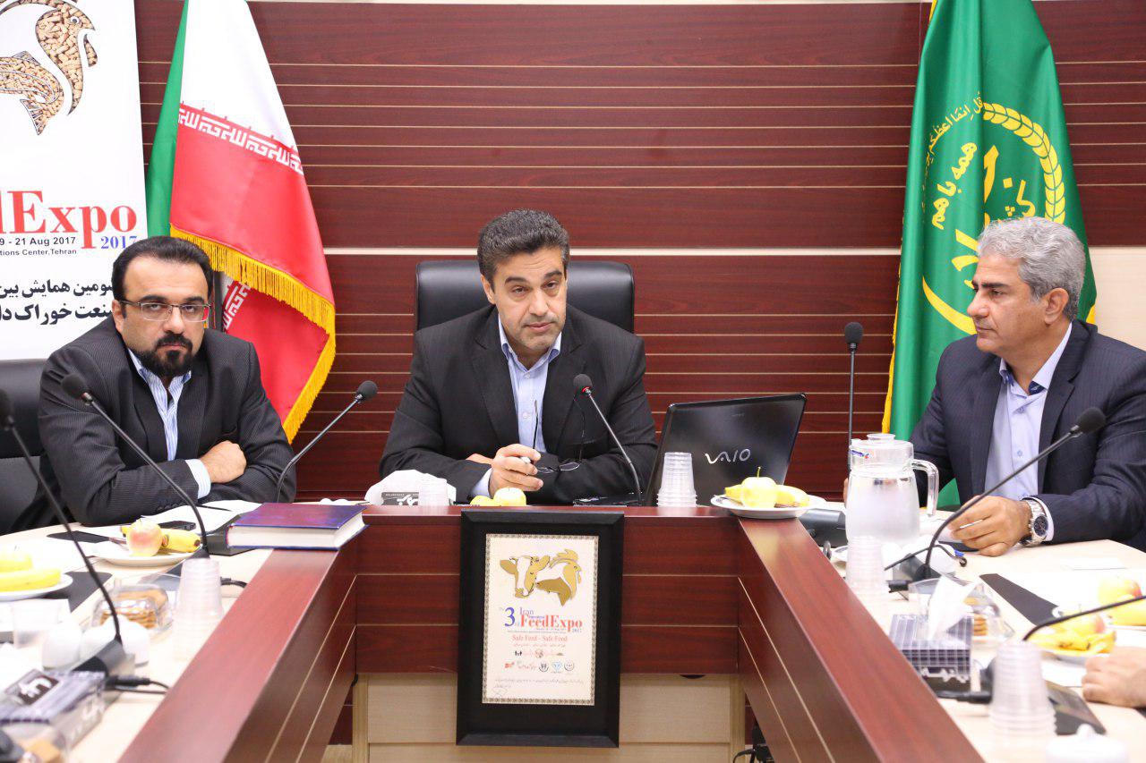 تولید ۲۶ میلیون تن خوراک آماده در برنامه چشم انداز ۱۴۱۰/ صادرات خوراک آماده دام، طیور و آبزیان در اولویت برنامه های معاونت امور دام