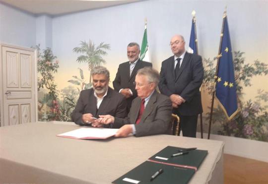 ایران و فرانسه ۴ تفاهم نامه همکاری کشاورزی امضا کردند/مواضع آمریکا تاثیری در همکاری های ایران و فرانسه ندارد