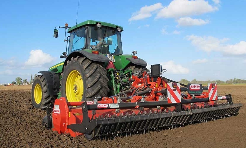 سرمایه گذاری سالانه ۱۲۰۰ میلیارد تومانی در حوزه مکانیزاسیون کشاورزی/تحویل ۱۴ هزار تراکتور به کشاورزان در سال جاری