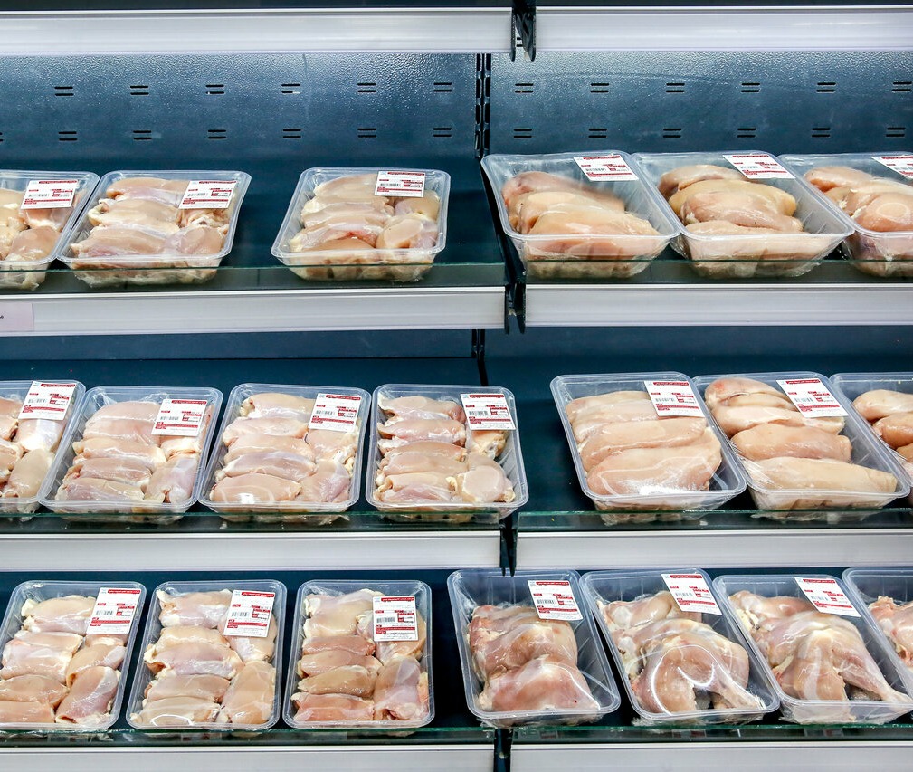 گران‌فروشی در مرغ و گوشت بسته‌­بندی نداریم
