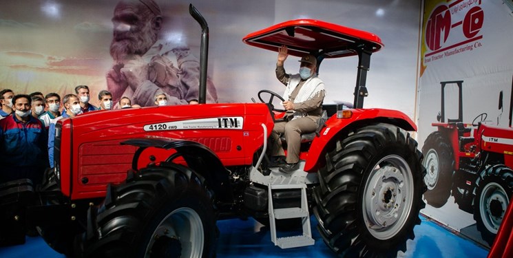 کشاورزان ۴۰۰۰ دستگاه تراکتور تحویل می‌گیرند