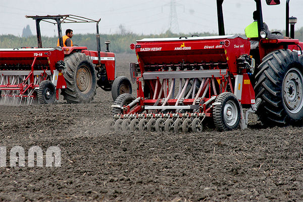 تخصیص ۱۲هزار دستگاه تراکتور و ۸۰۰ دستگاه کمباین در سال زراعی جاری