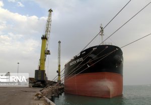 پهلوگیری ۹ فروند کشتی گندم در لنگرگاه بندر امام خمینی(ره)