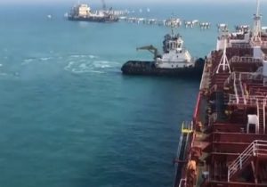 ۲۰ کشتی حامل نهاده در حال بارگیری، تخلیه و یا روی آب است