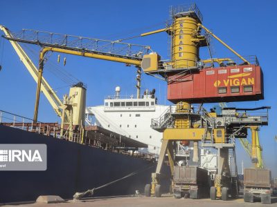 عملیات ضربتی حمل ۱.۲میلیون تن نهاده دامی از بندر امام خمینی(ره) آغاز شد