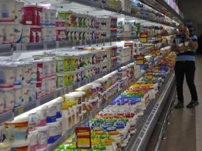 کارخانجات موظف به رعایت قیمت ۴ محصول لبنی هستند/ برخورد جدی با گران فروشان